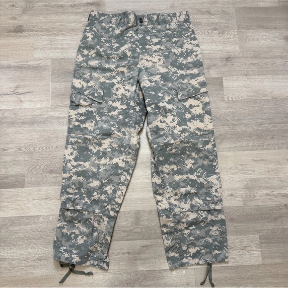 US Military Issue Other - US Army Combat Uniform ACU Digital Camo Trousers Medium Short‎